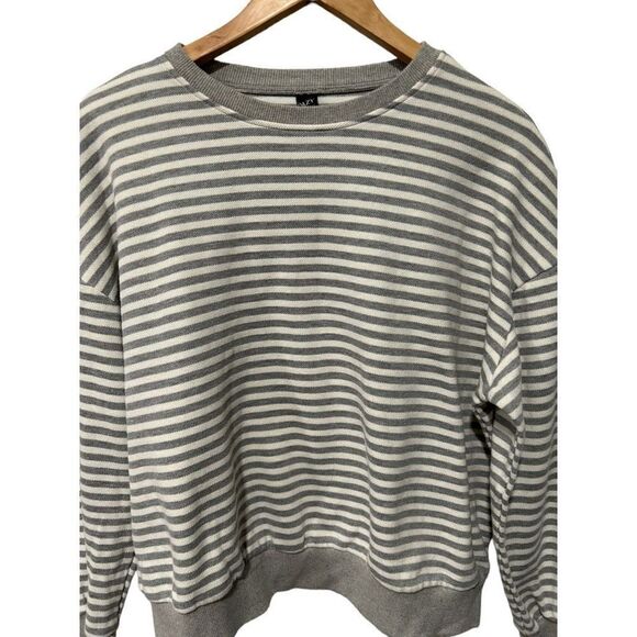 Dazy Grey White Striped Knit Crewneck Pull Over Sweater Size Small - Picture 5 of 11